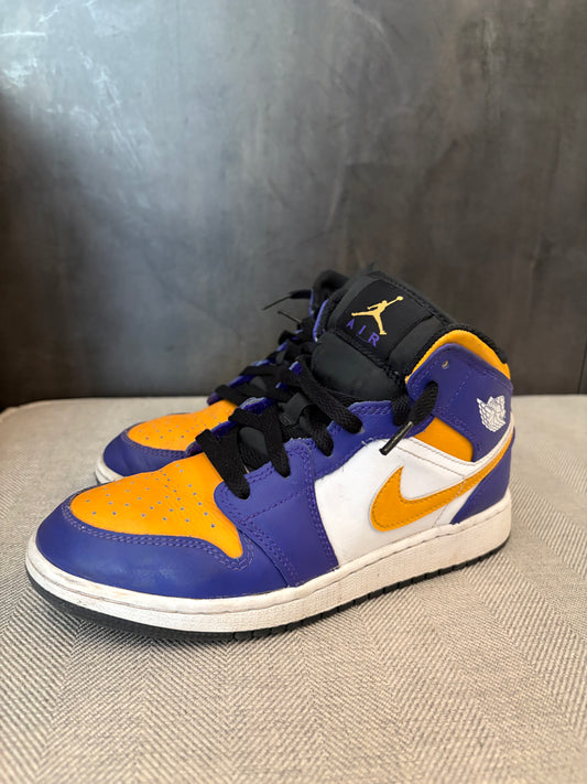 AIR JORDAN 1 MID (GS) SIZE 4.5Y DARK CONCORD/TAXI-WHITE-BLACK DQ8423-517